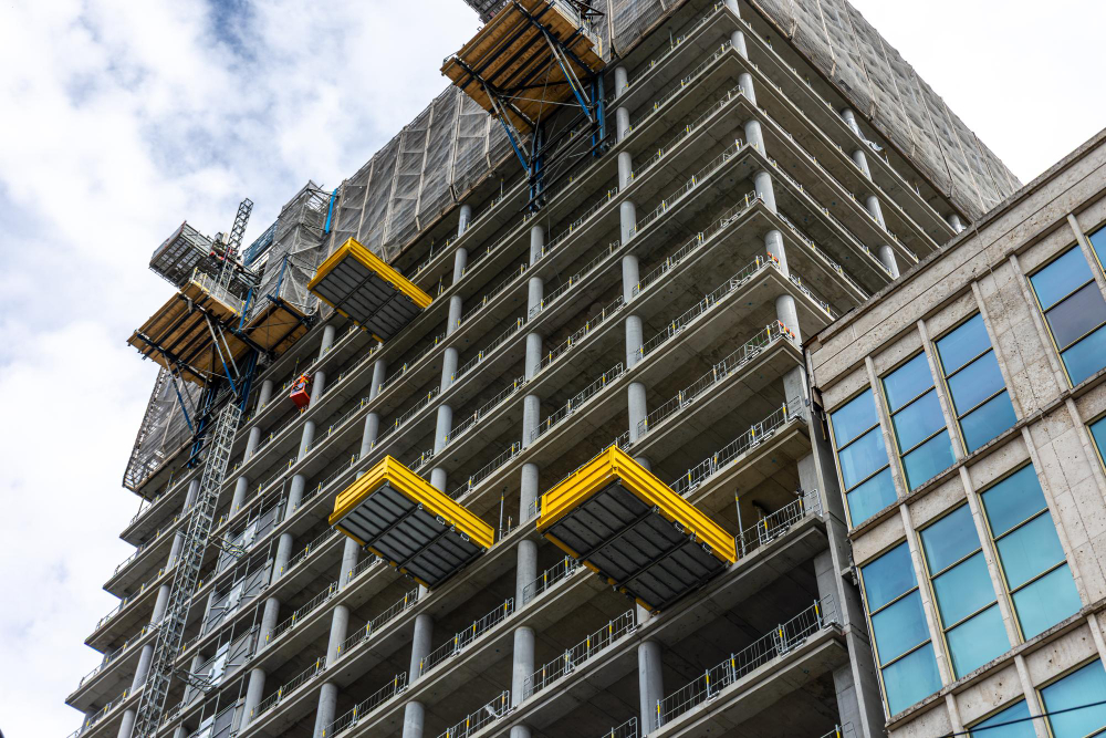 Высотное здание в стадии строительства